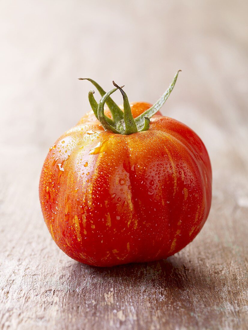 Eine Heirloom Tomate mit Wassertropfen