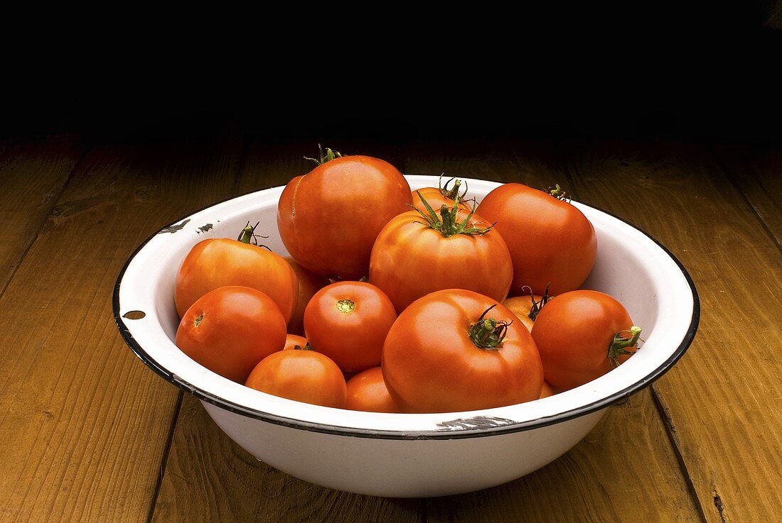 Tomaten in Emailleschüssel