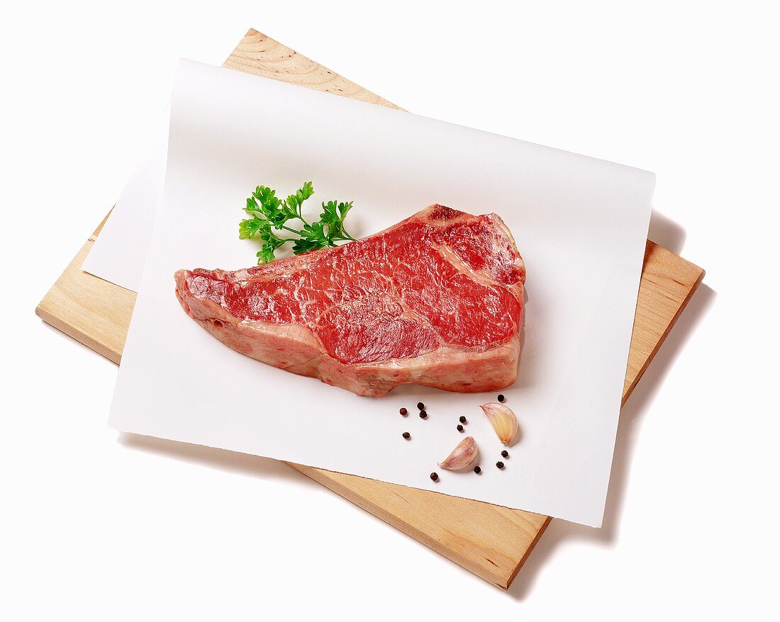 Rohes Steak auf Pergamentpapier