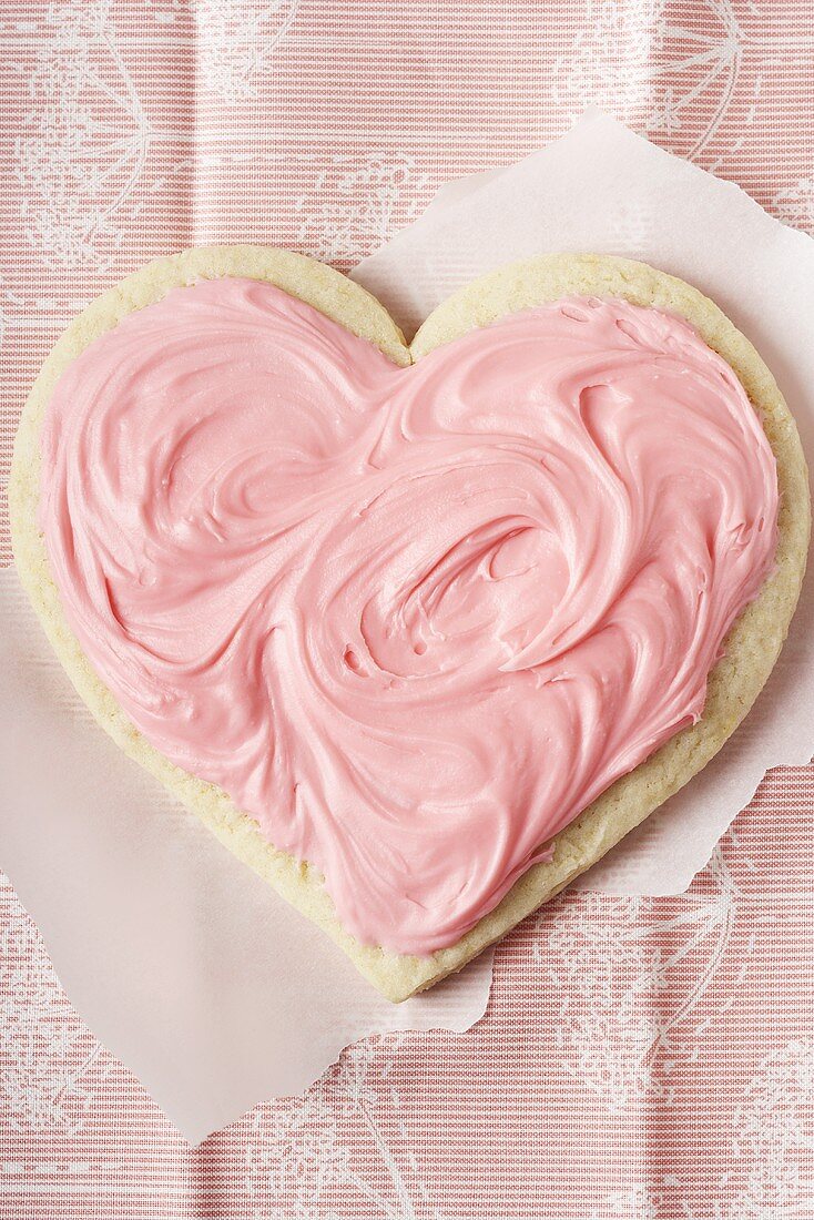 Herzplätzchen mit rosa Zuckerglasur von oben