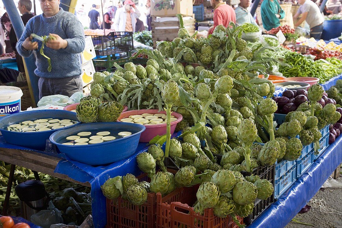 Artischocken auf dem Markt in Foca (Türkei)