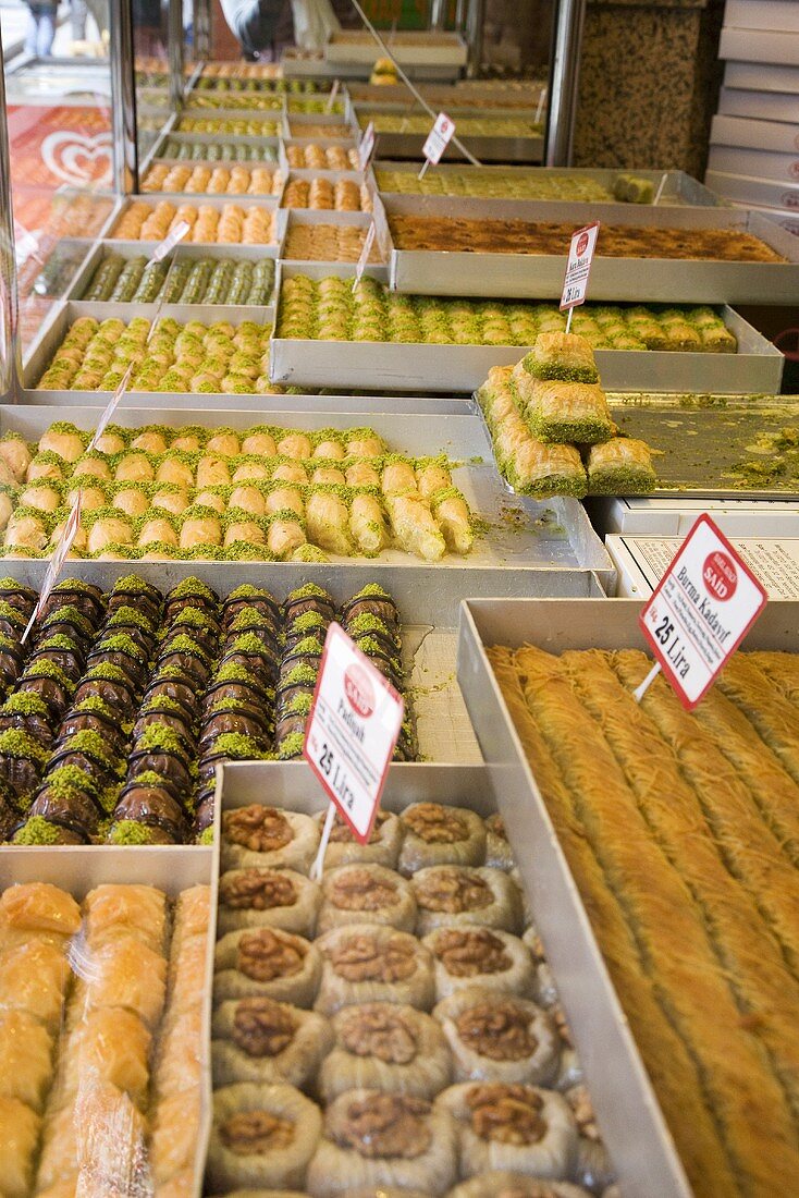 Verschiedene Desserts in der Vitrine eines Geschäfts in Istanbul (Türkei)