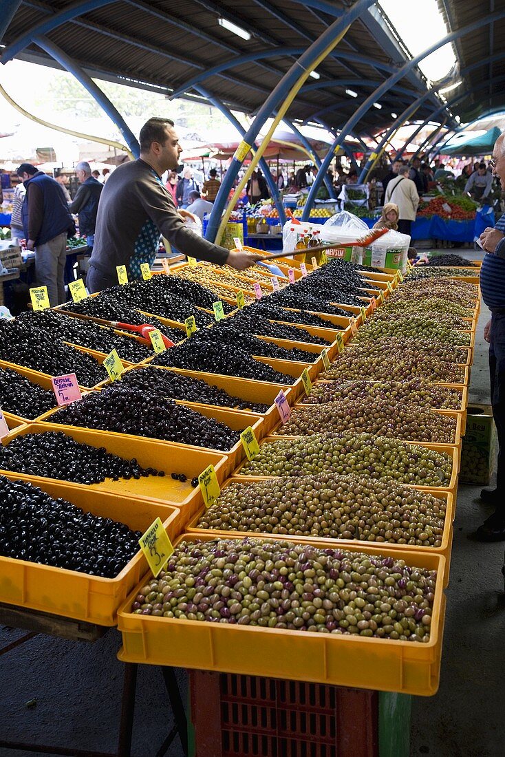 Oliven auf dem Markt in Foca (Türkei)