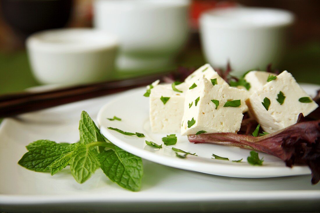 Tofuwürfel auf Salatblättern