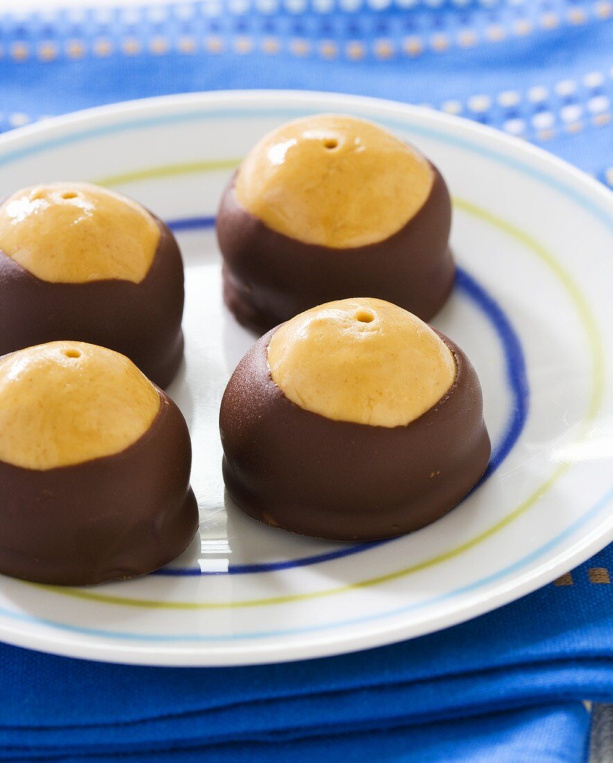 Buckeyes (Erdnussbutterbällchen mit Schokoglasur, USA)