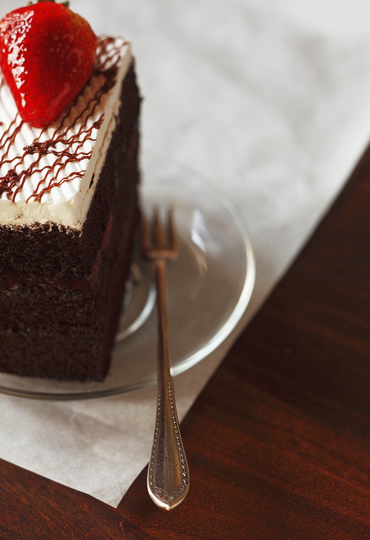 Ein Stück Schokoladenkuchen mit Erdbeere