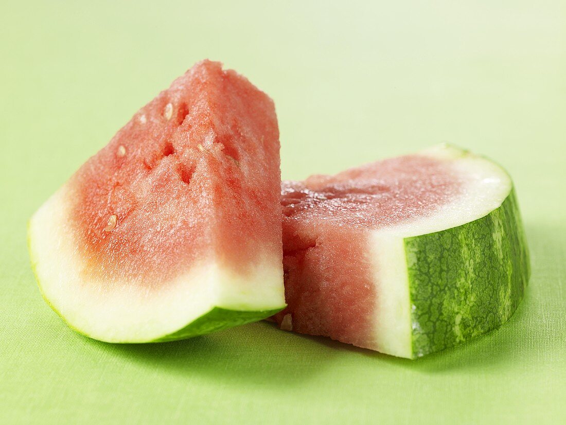 Zwei Stücke Wassermelone