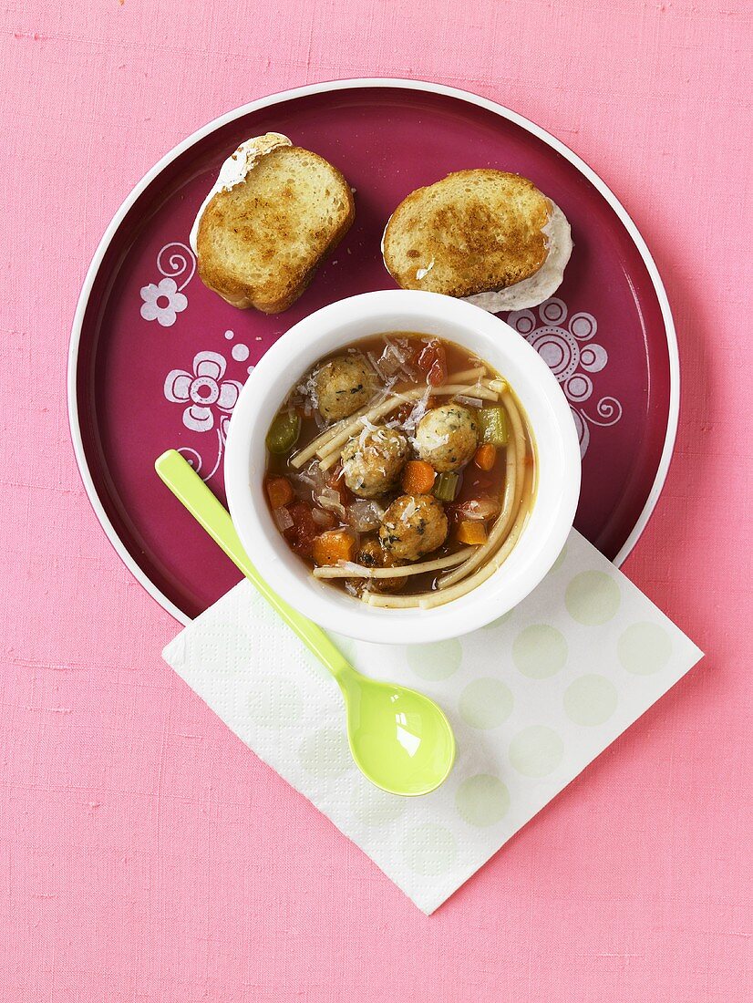 Suppe mit Spaghetti & Fleischbällchen dazu Sandwich