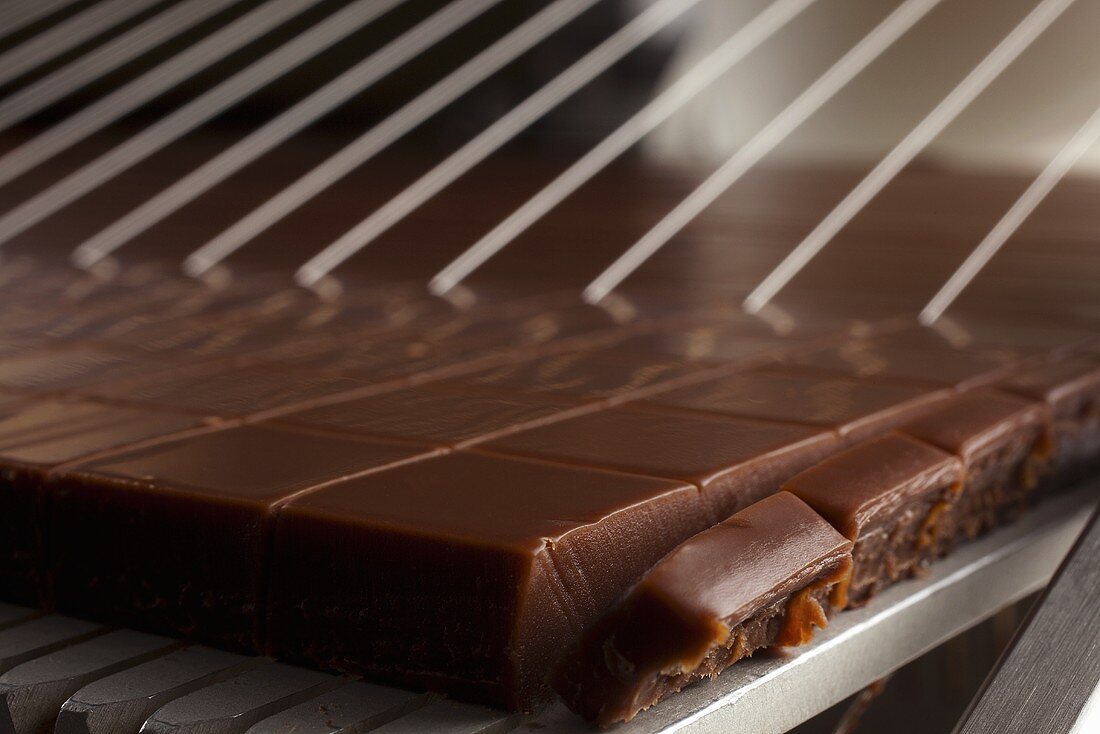 Schokoladenbonbons werden in Stücke geschnitten