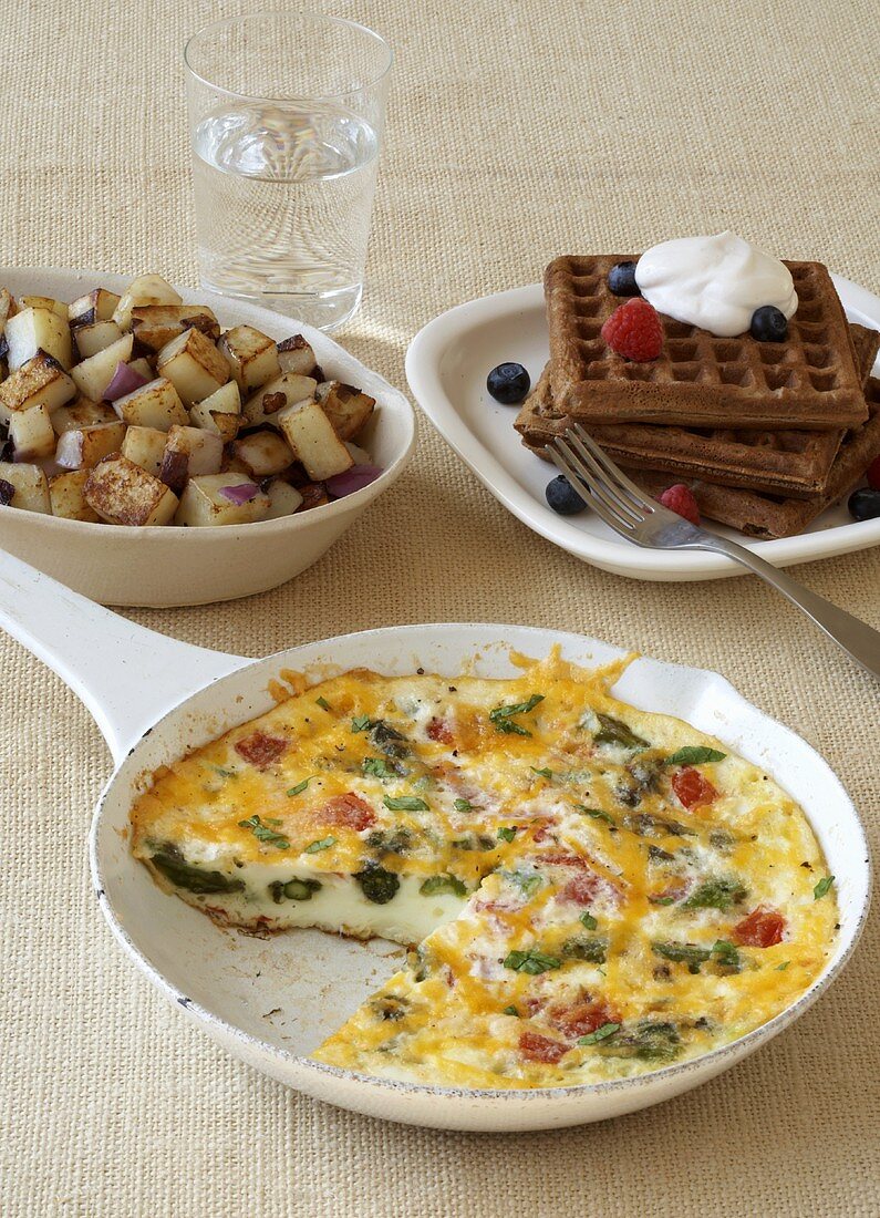 Frühstück mit Spargel-Frittata, Bratkartoffeln und Waffeln