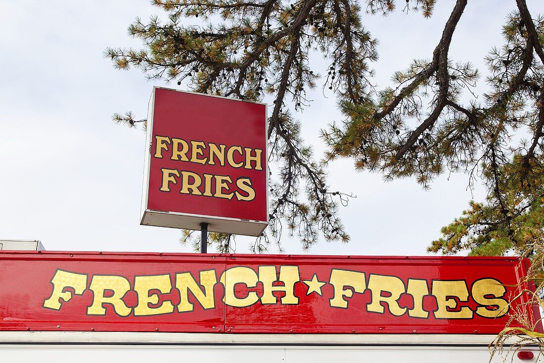 Schild für Pommes frites auf einem Jahrmarkt (USA)