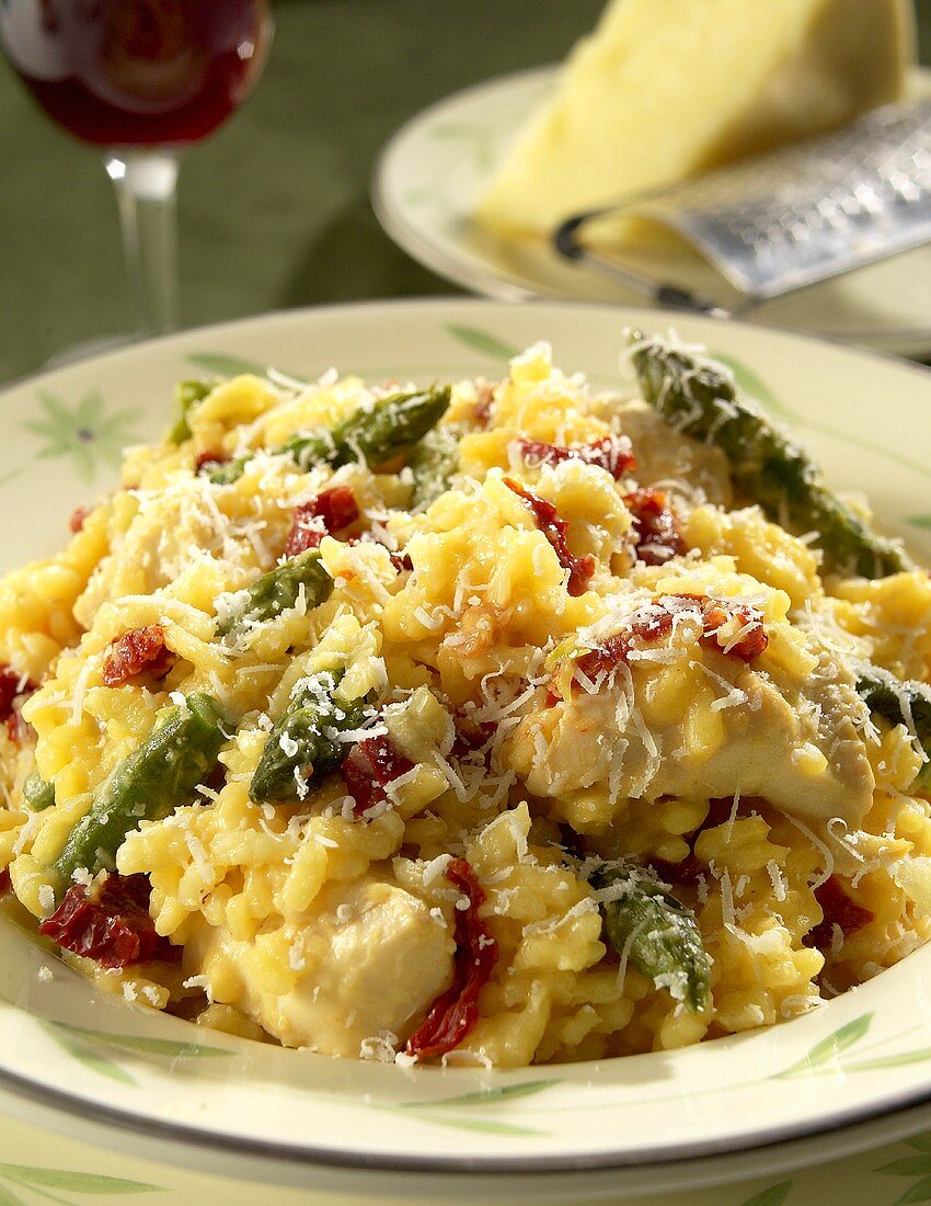 Spargelrisotto mit getrockneten Tomaten und Parmesan