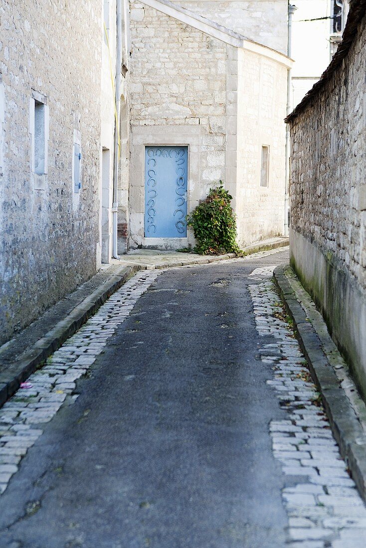 Schmale Gasse in Chablis, Frankreich