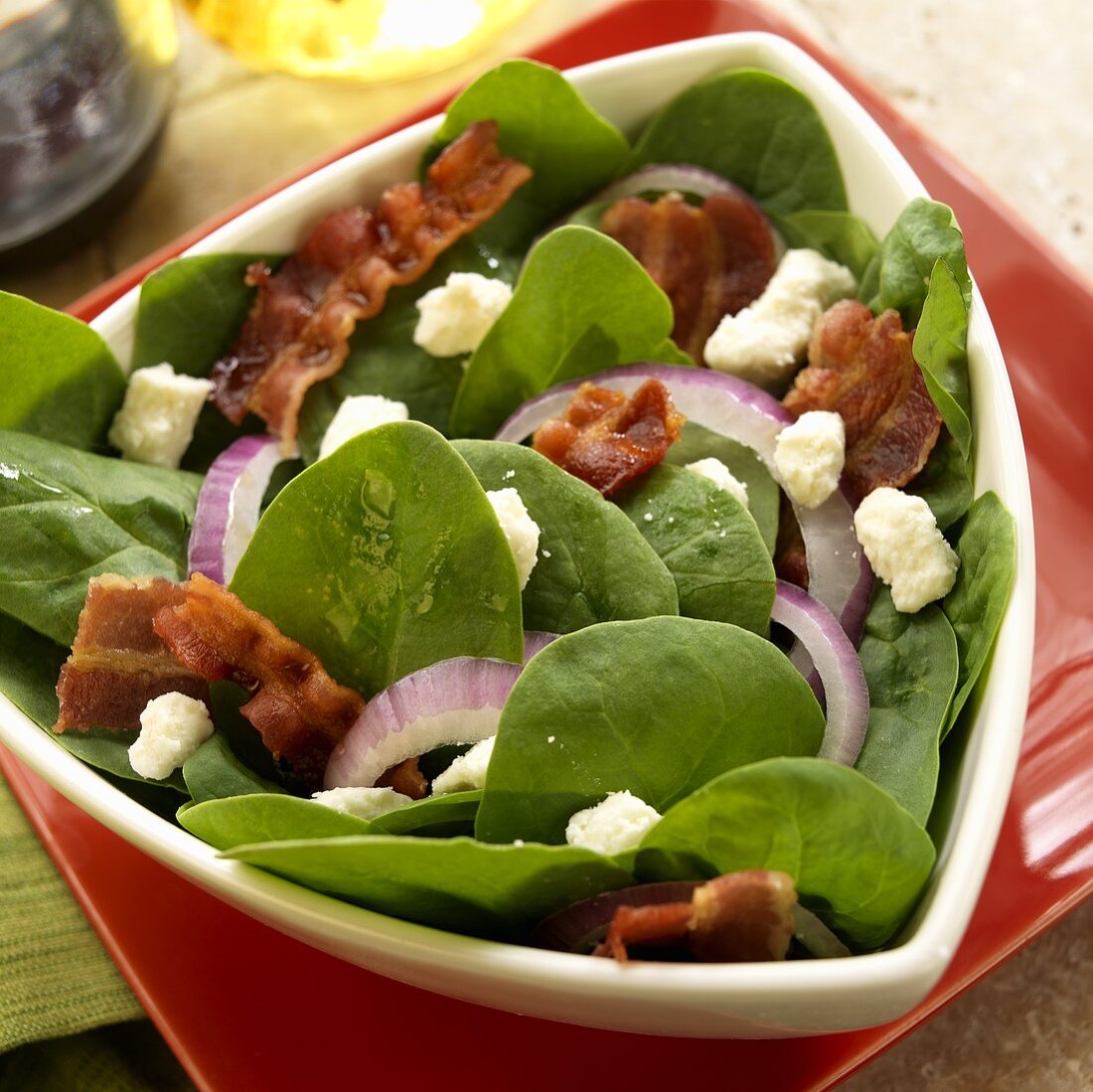 Spinatsalat mit roten Zwiebeln, Bacon und Blauschimmelkäse