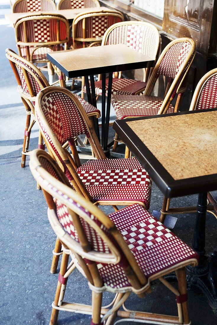 Tische und Stühle in einem Strassencafe (Frankreich)