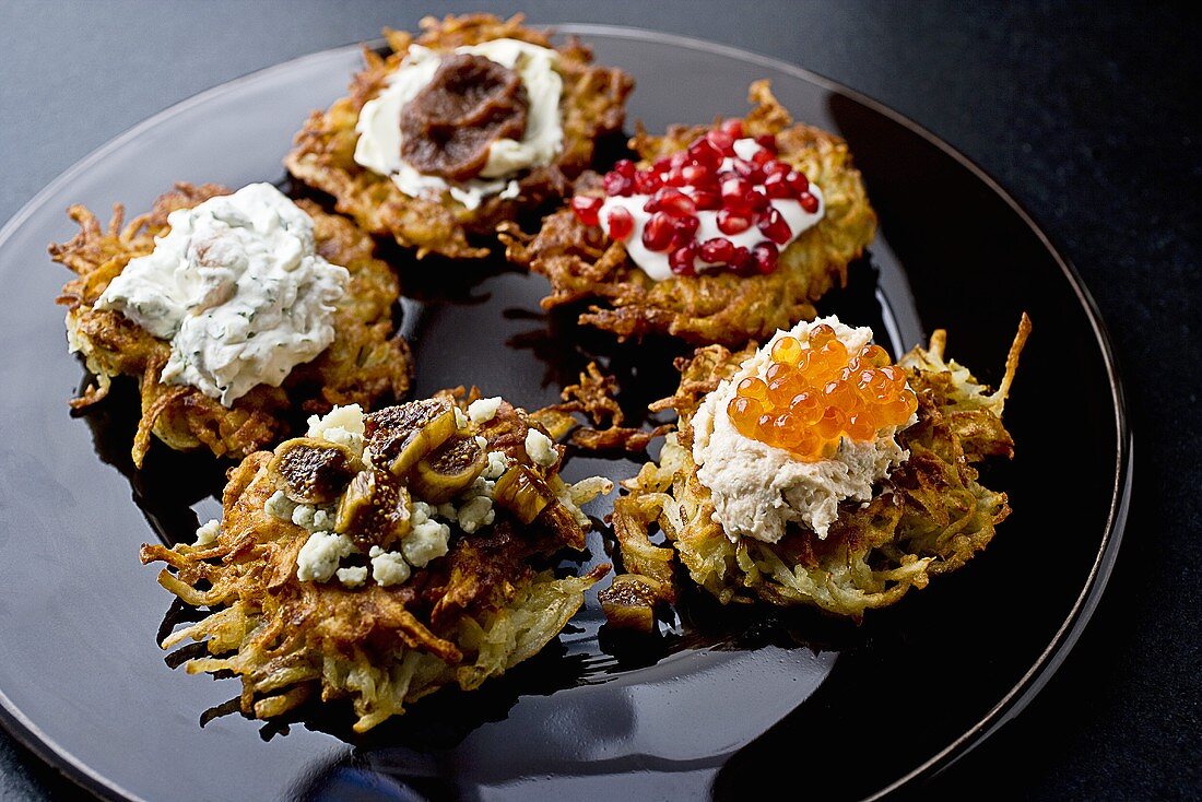 Latkas mit Kaviar, Frischkäse und Früchten