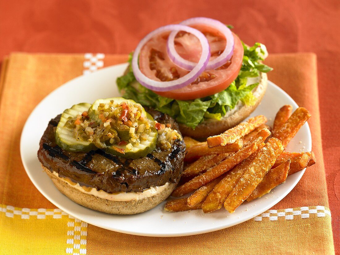 Tofuburger mit Pickles und Süsskartoffel-Pommes