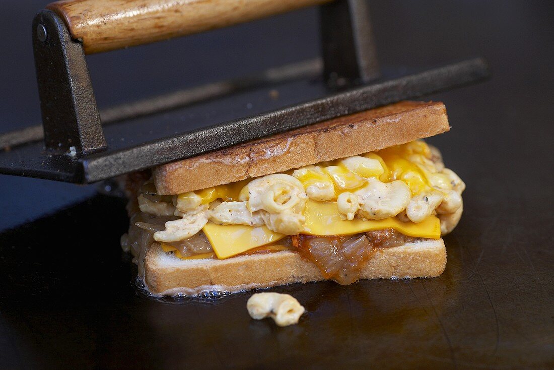 Sandwich mit Macaroni and Cheese auf Griddleplatte