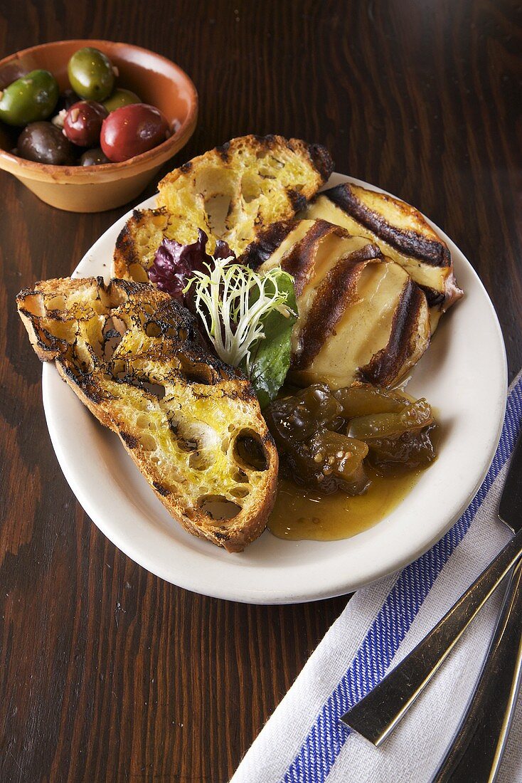 Gegrillter Scamorza mit Brot und grüner Tomatenmarmelade, Oliven