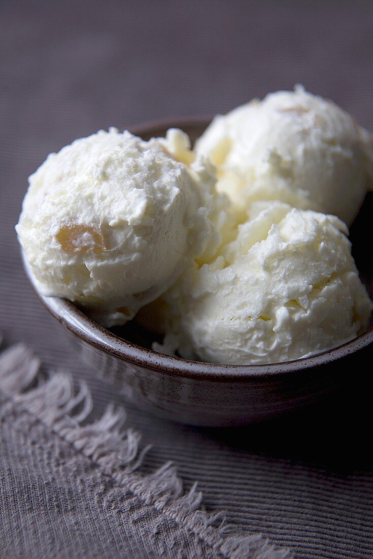 Baiser-Joghurt-Eis mit Ingwer