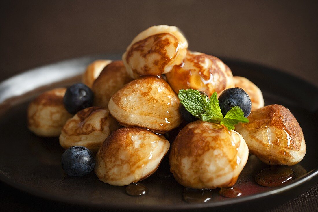 Mini Pancakes mit Ahornsirup und Heidelbeeren