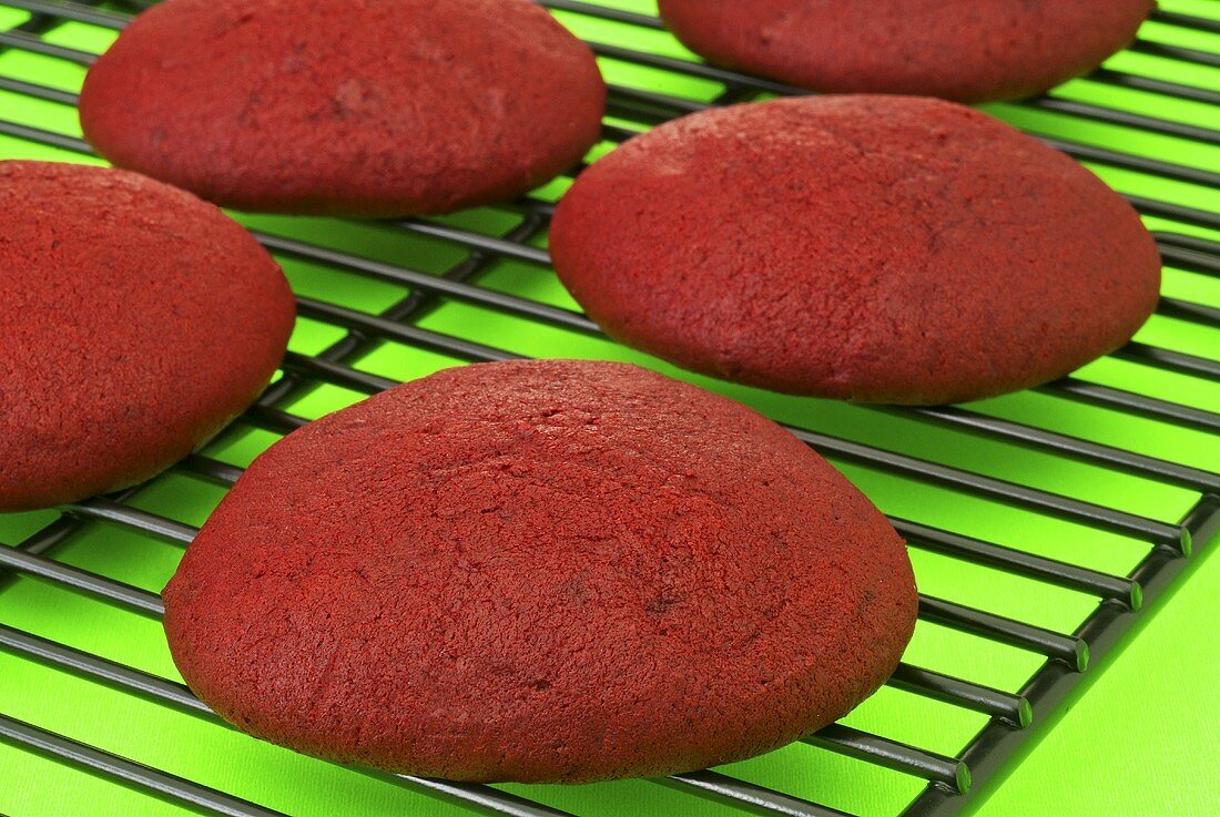 Gebackene Hälften von Red Velvet Whoopie Pies auf Kuchengitter