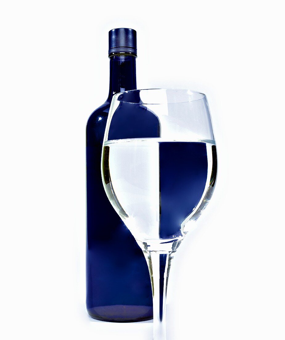 Blaue Flasche und Glas mit Wodka