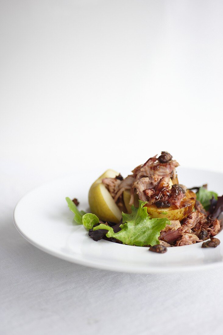 Salat mit gegrilltem Schweinefleisch und Bratäpfeln