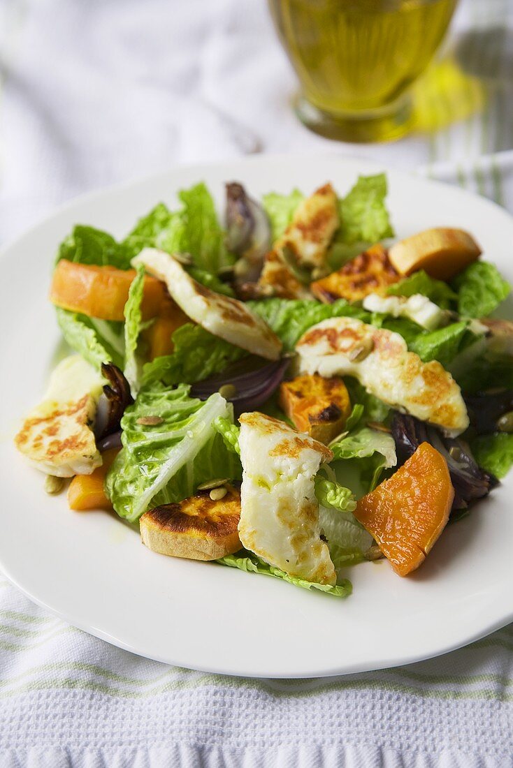 Salat mit gebratenen Süsskartoffeln und Halloumi