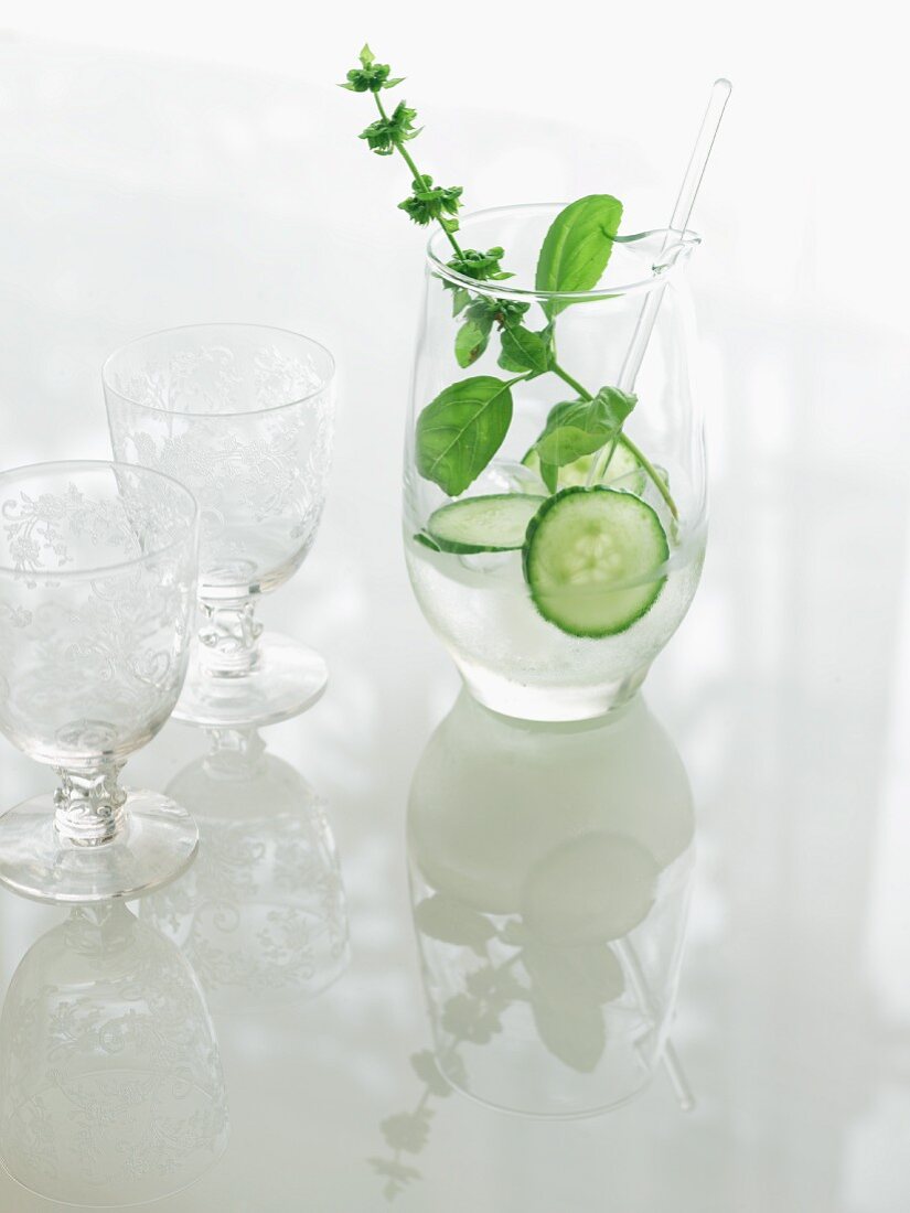 Culinary Cocktail mit Gurke und Basilikum
