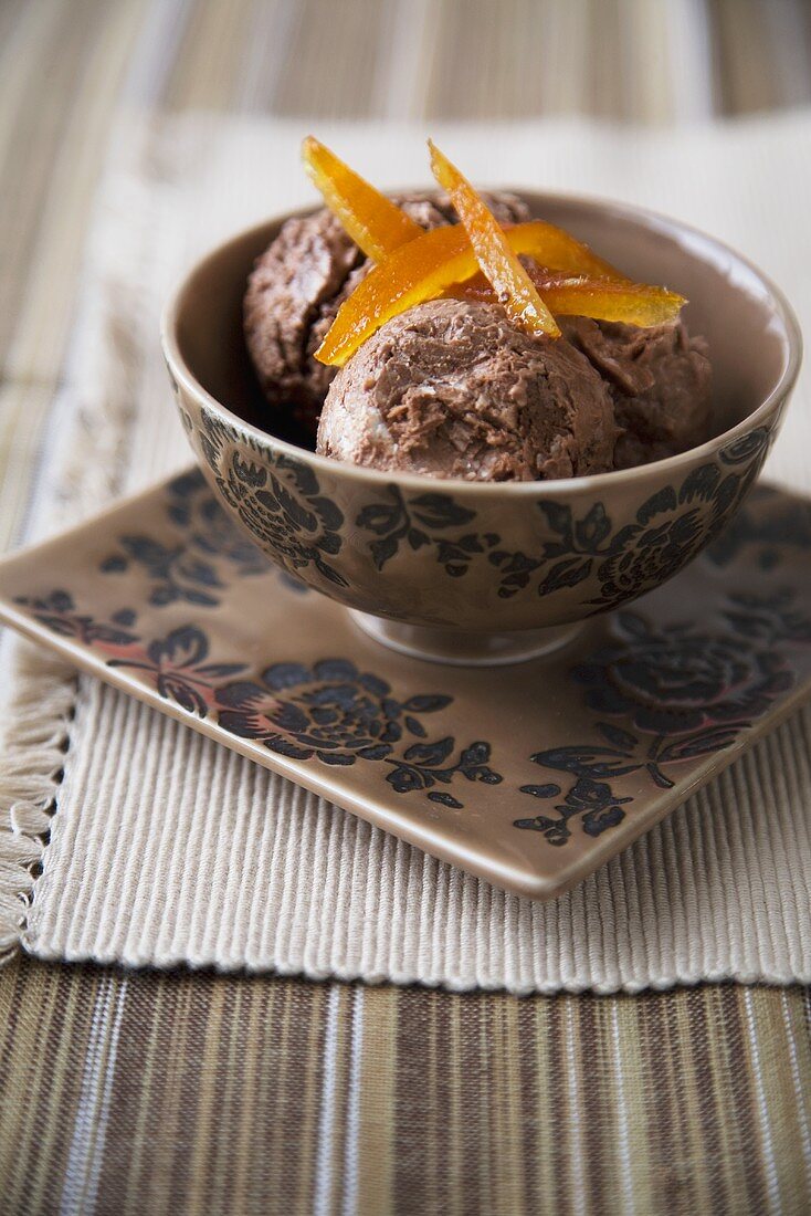 Joghurt-Schokoladen-Eis mit kandierten Zitrusschalen