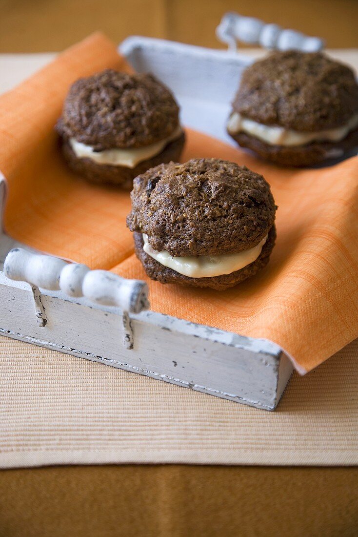 Mini Whoopie Pies auf Tablett mit oranger Serviette