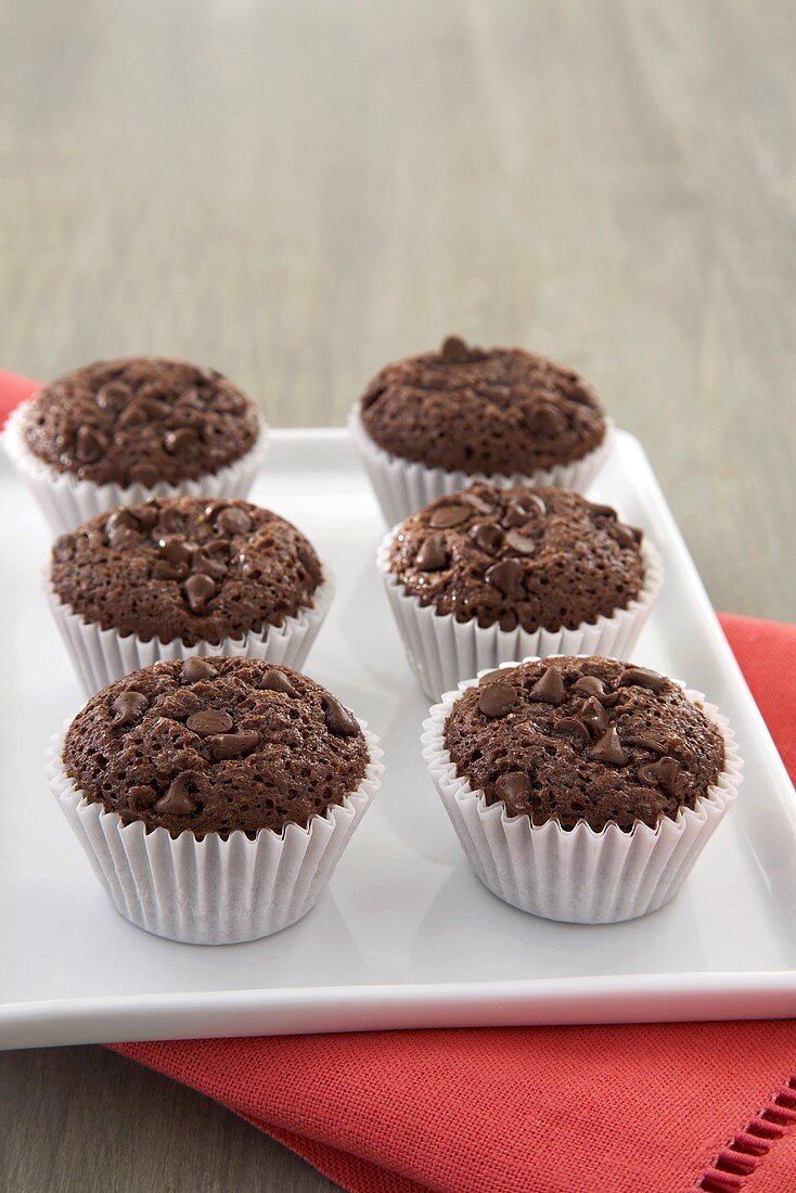 Chocolatechip-Brownie-Cupcakes in Papierförmchen