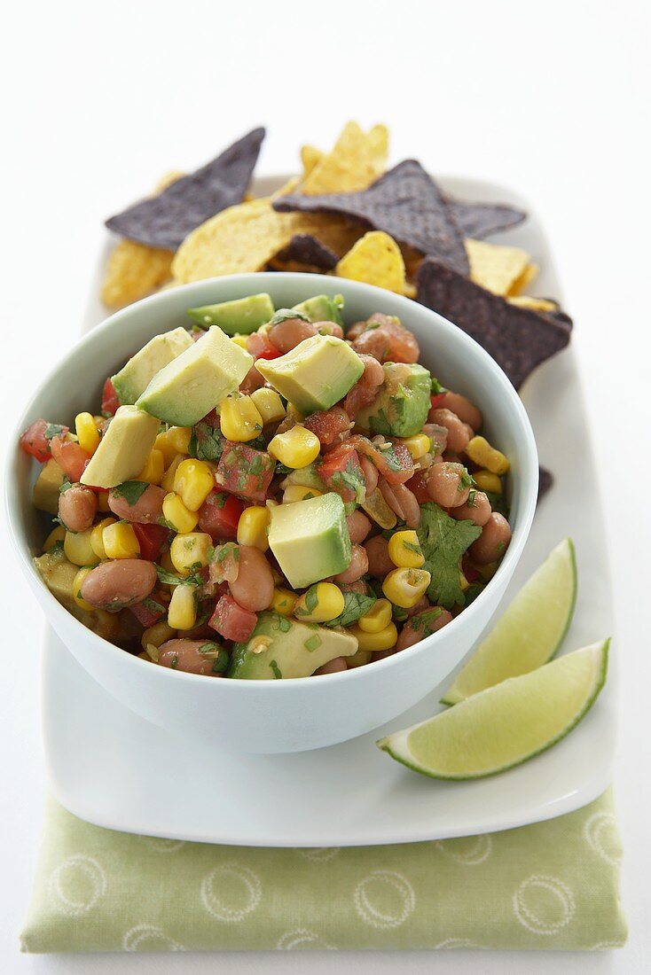 Cowboy Caviar: Bohnen- Avocado-Mais-Salsa mit Tortillachips