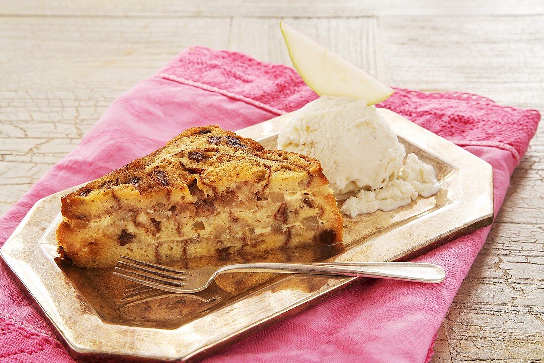 Brotpudding mit Birnen und Vanilleeis