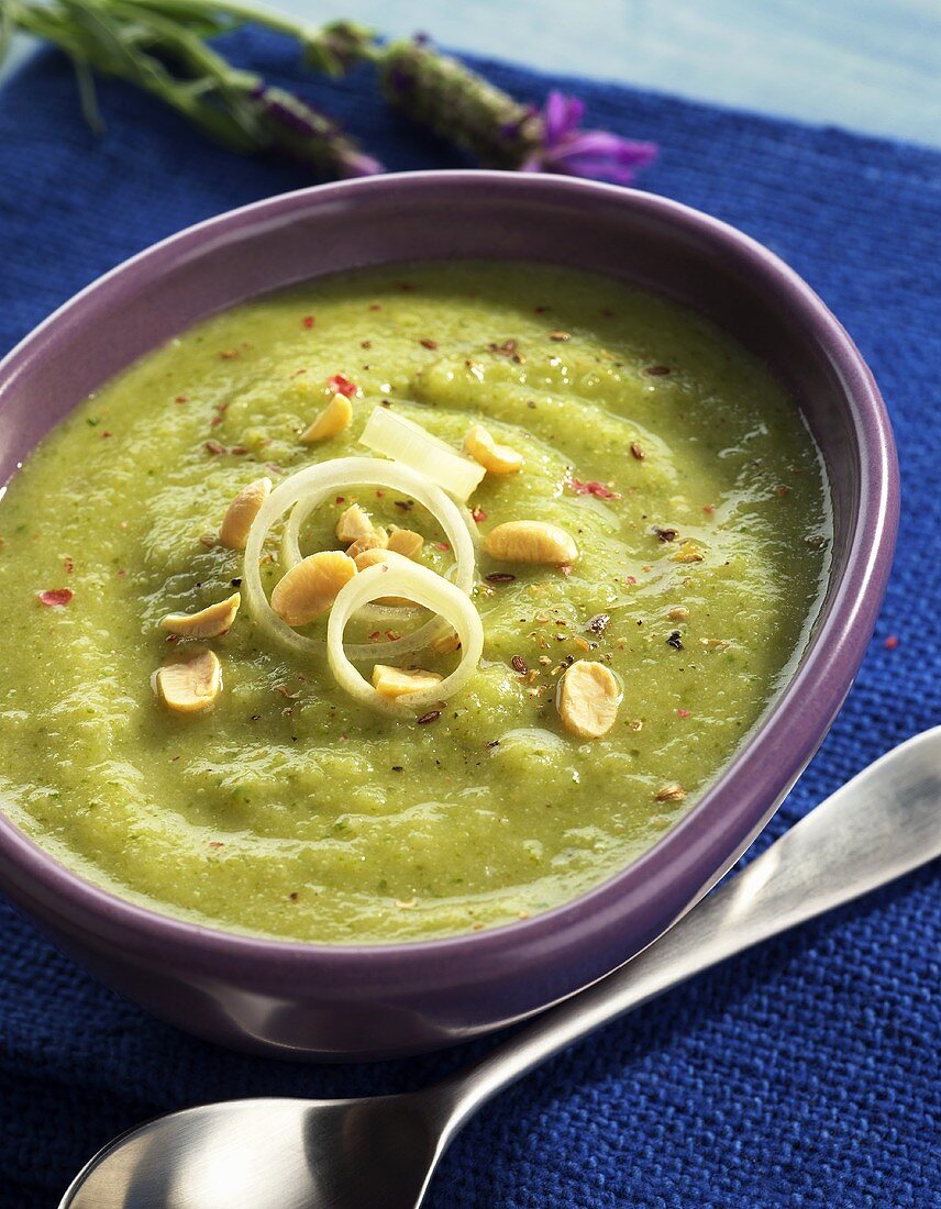 Blumenkohl-Spinat-Suppe mit Erdnüssen