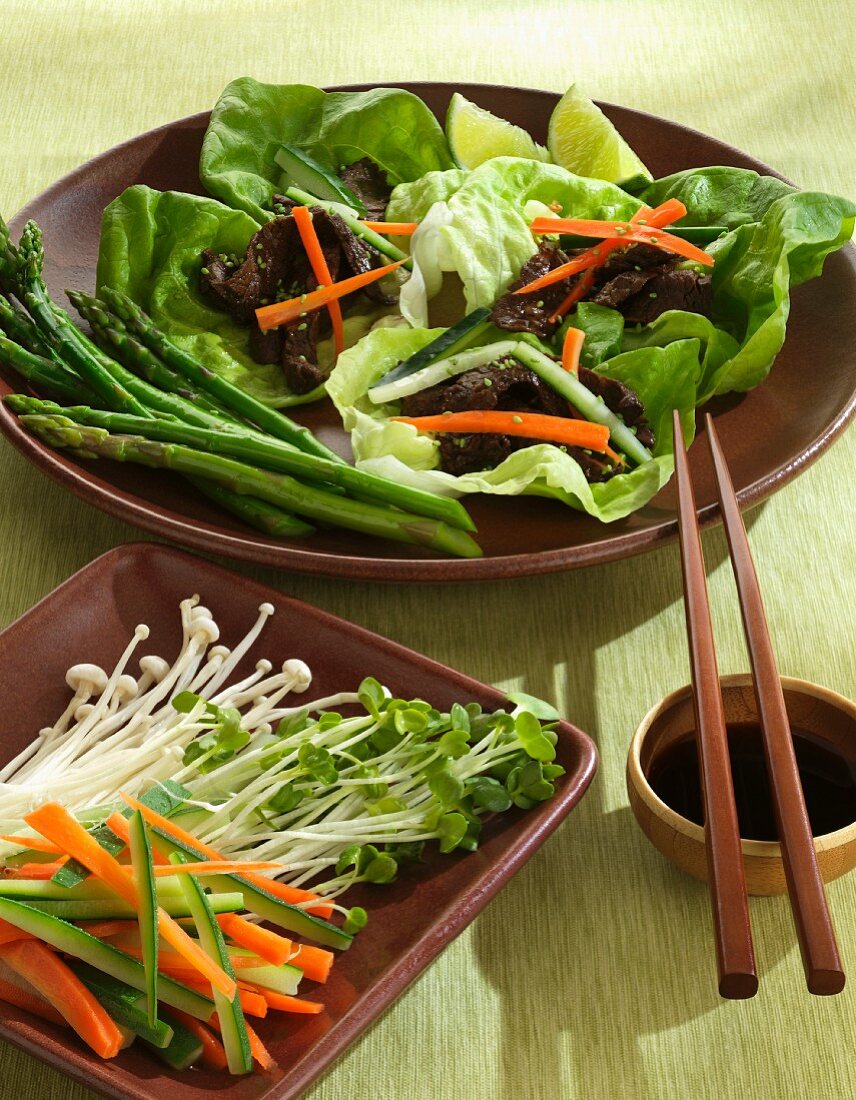 Rindfleisch mit Gemüse auf Kopfsalat, Spargel, Pilze und Kresse (Asien)