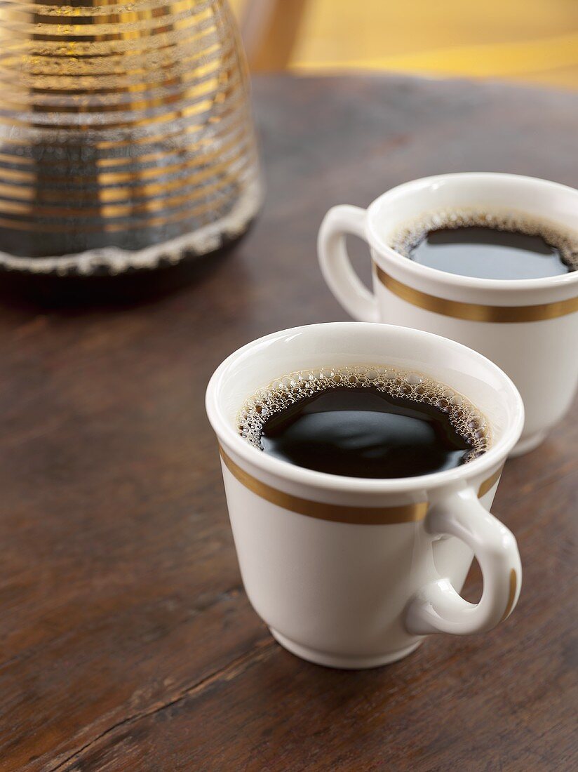 Schwarzer Kaffee in zwei Tassen