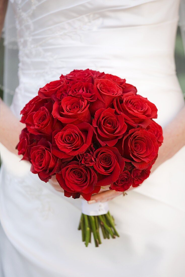 Braut hält einen Strauss rote Rosen