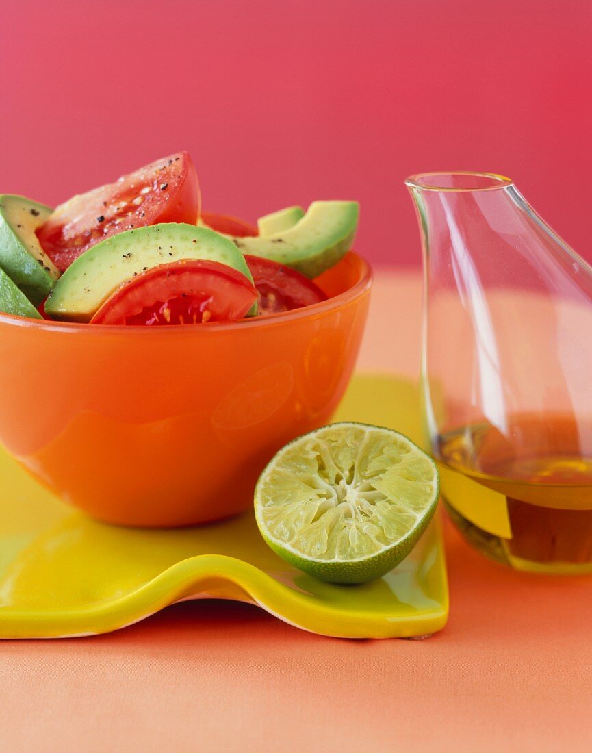 Tomaten-Avocado-Salat mit Limetten und Olivenöl