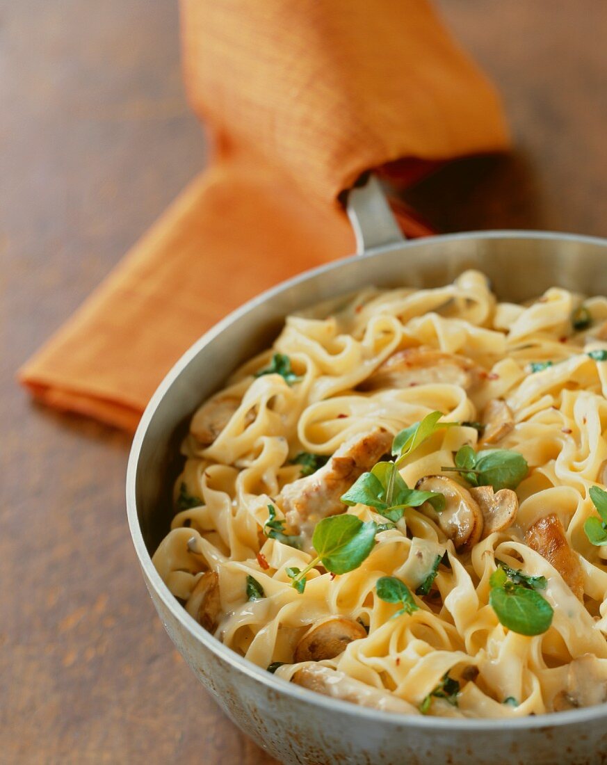 Fettucchini mit Pilzen und Brie in einer Pfanne