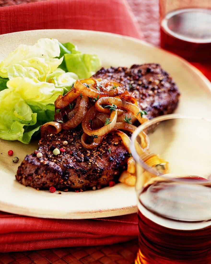 Pfeffersteak mit Zwiebeln und Salatbeilage