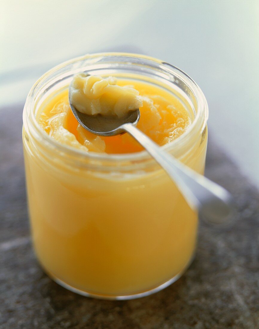 Ghee im Glas mit Löffel (Asien)