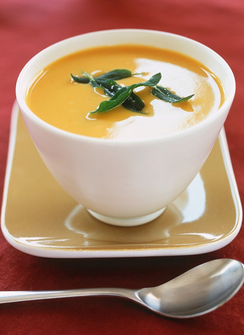 Butternusskürbissuppe mit Salbeiblättern – Bild kaufen – 696313 Image ...