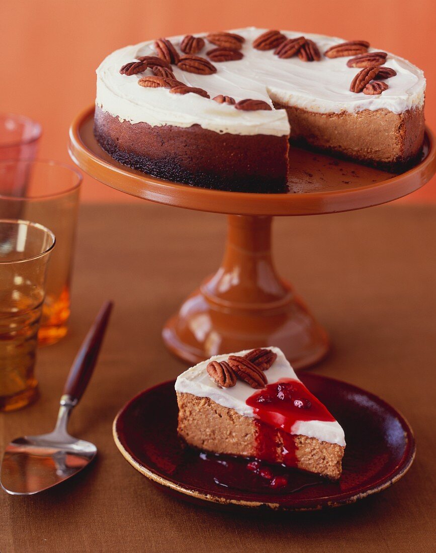 Süsskartoffel-Käsekuchen mit Pecannüssen auf Tortenständer