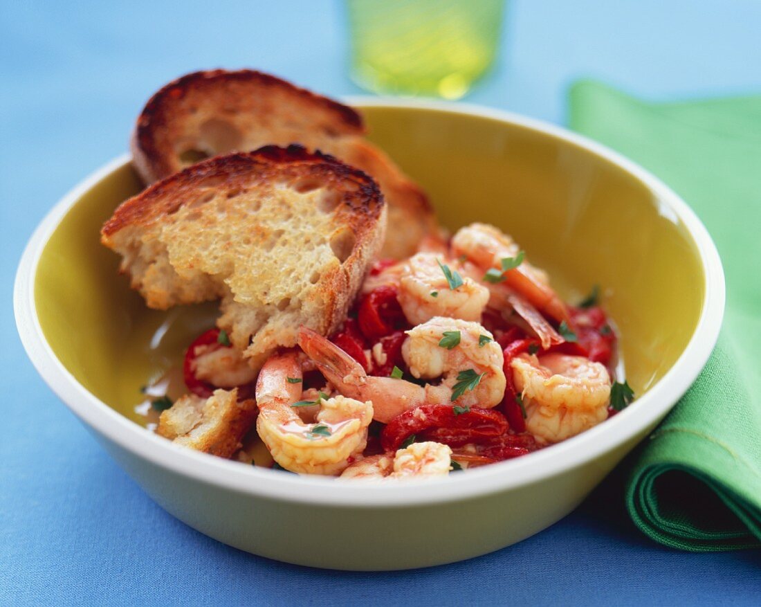 Shrimps mit Piquillo Chilischoten und Brot