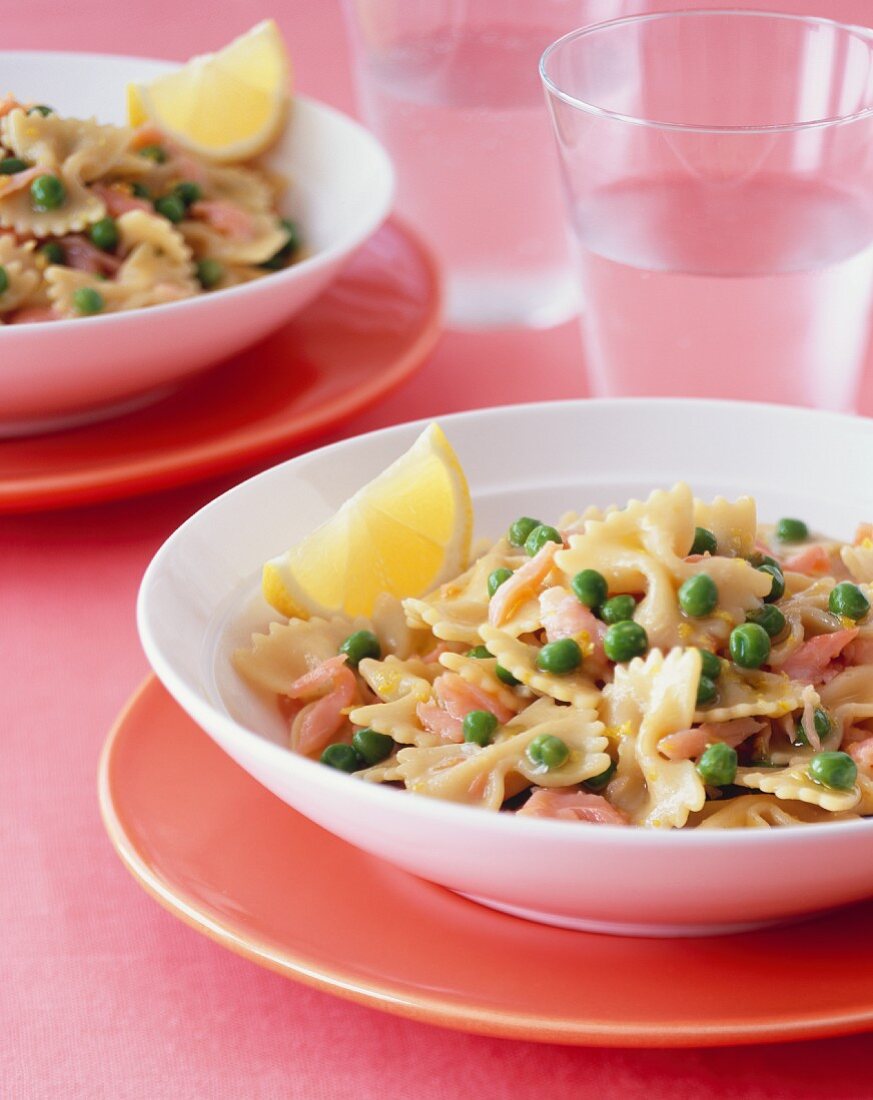 Farfalle mit Lachs und Erbsen