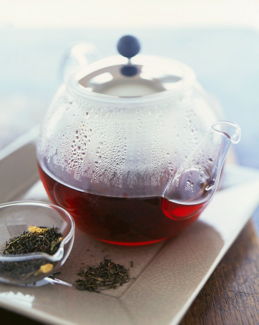 Tee in einer Glaskanne, Teeblätter