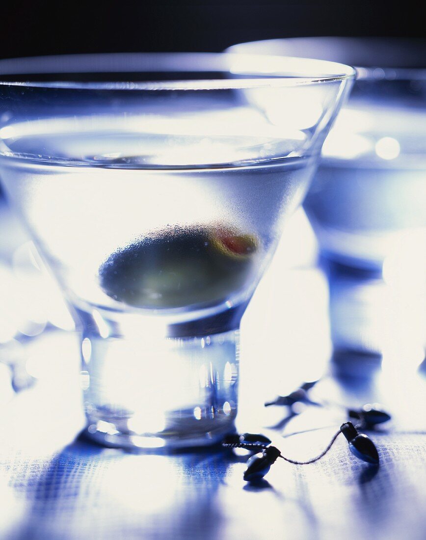 Zwei Martinis mit Oliven (Close Up)
