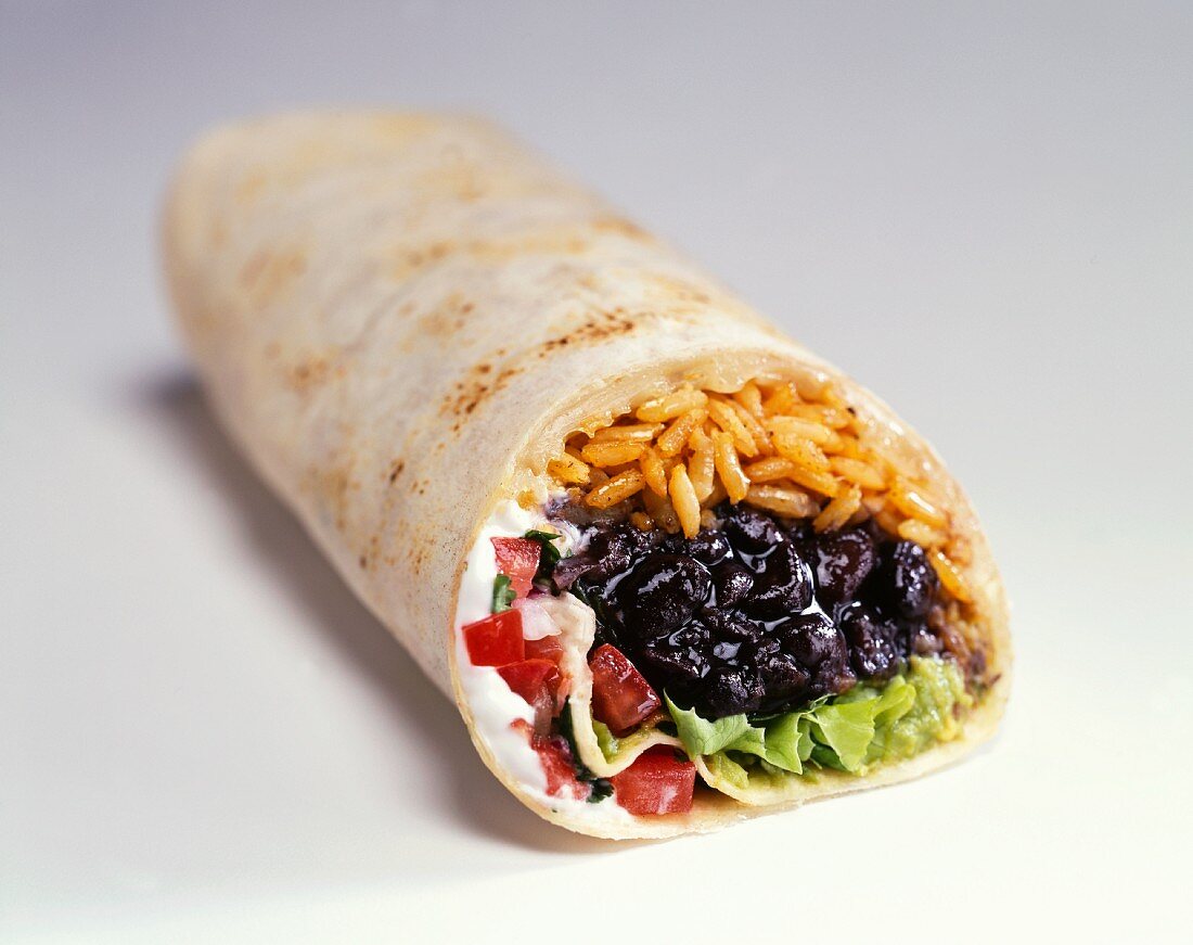 Burrito mit schwarzen Bohnen und Reis